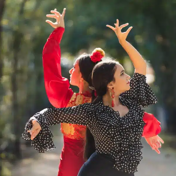 Dos bailaoras de flamenco en Sevilla