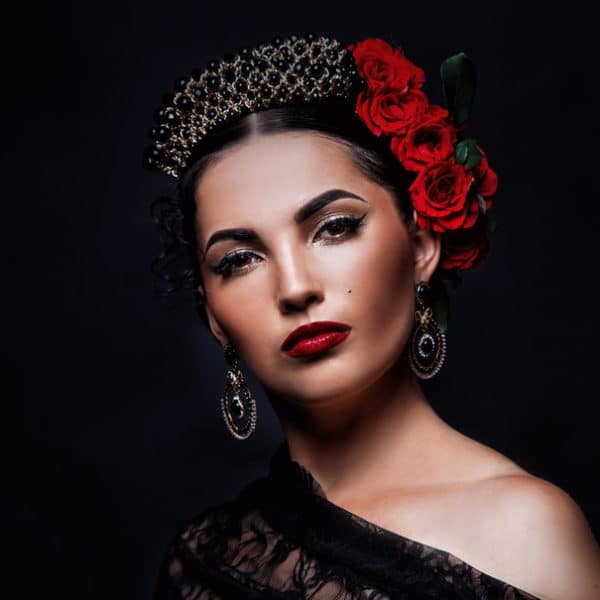 flor en el pelo mujer flamenca