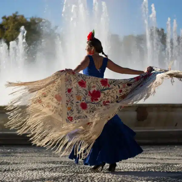 Flamenca con mantoncillo en Sevilla