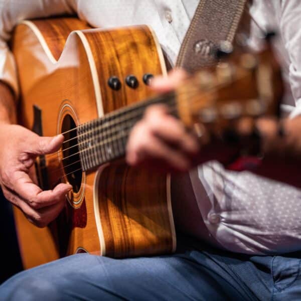 Cómo el golpeador guitarra flamenca afecta el sonido