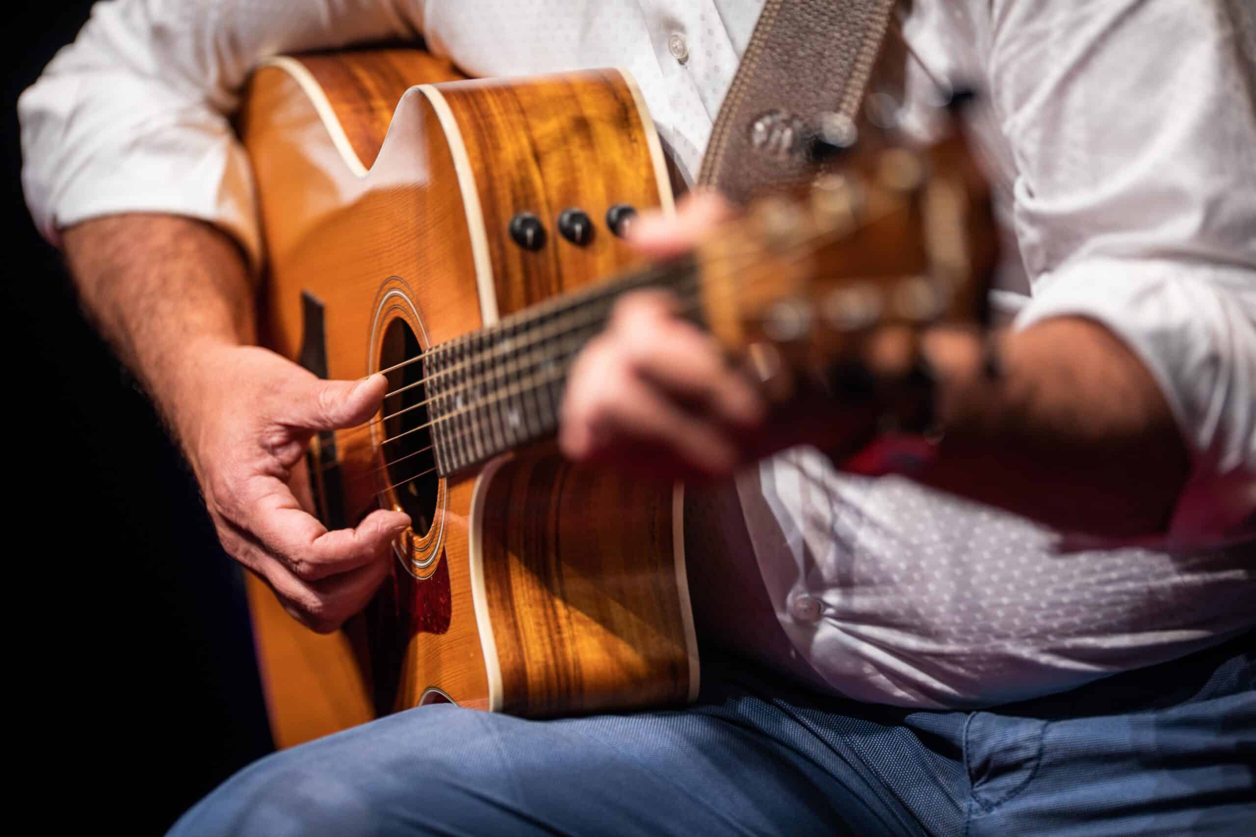 Cómo el golpeador guitarra flamenca afecta el sonido