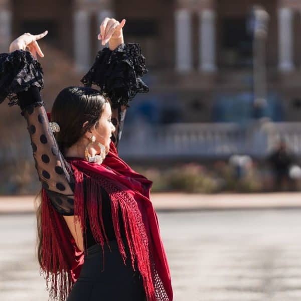 El arte de los mantoncillos de flamenca bordados