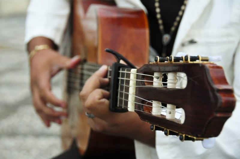 Los 5 acordes flamencos esenciales que todo guitarrista debe saber