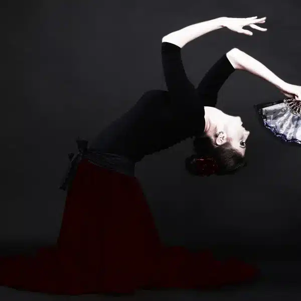 Flamenca bailando con abanico