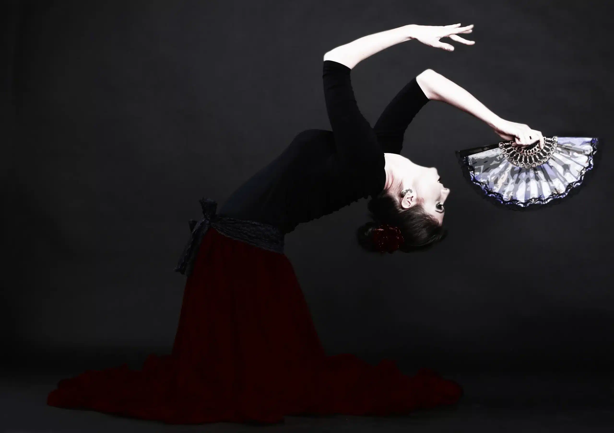 Flamenca bailando con abanico